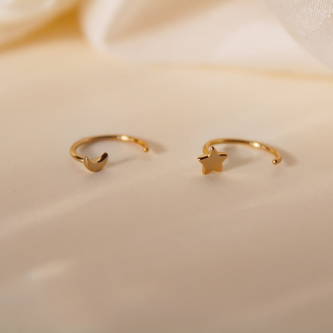 "Celestia" Mond und Sterne Huggie Hoop Set