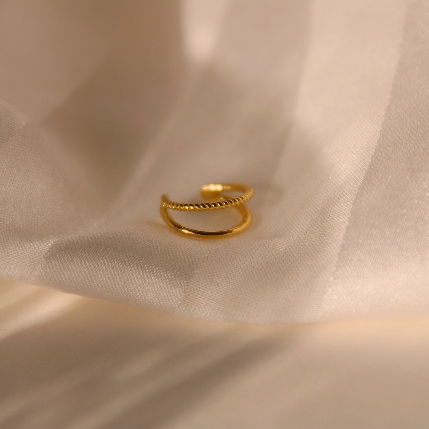 "Leila“ zierlicher Doppelstrang Earcuff Gold