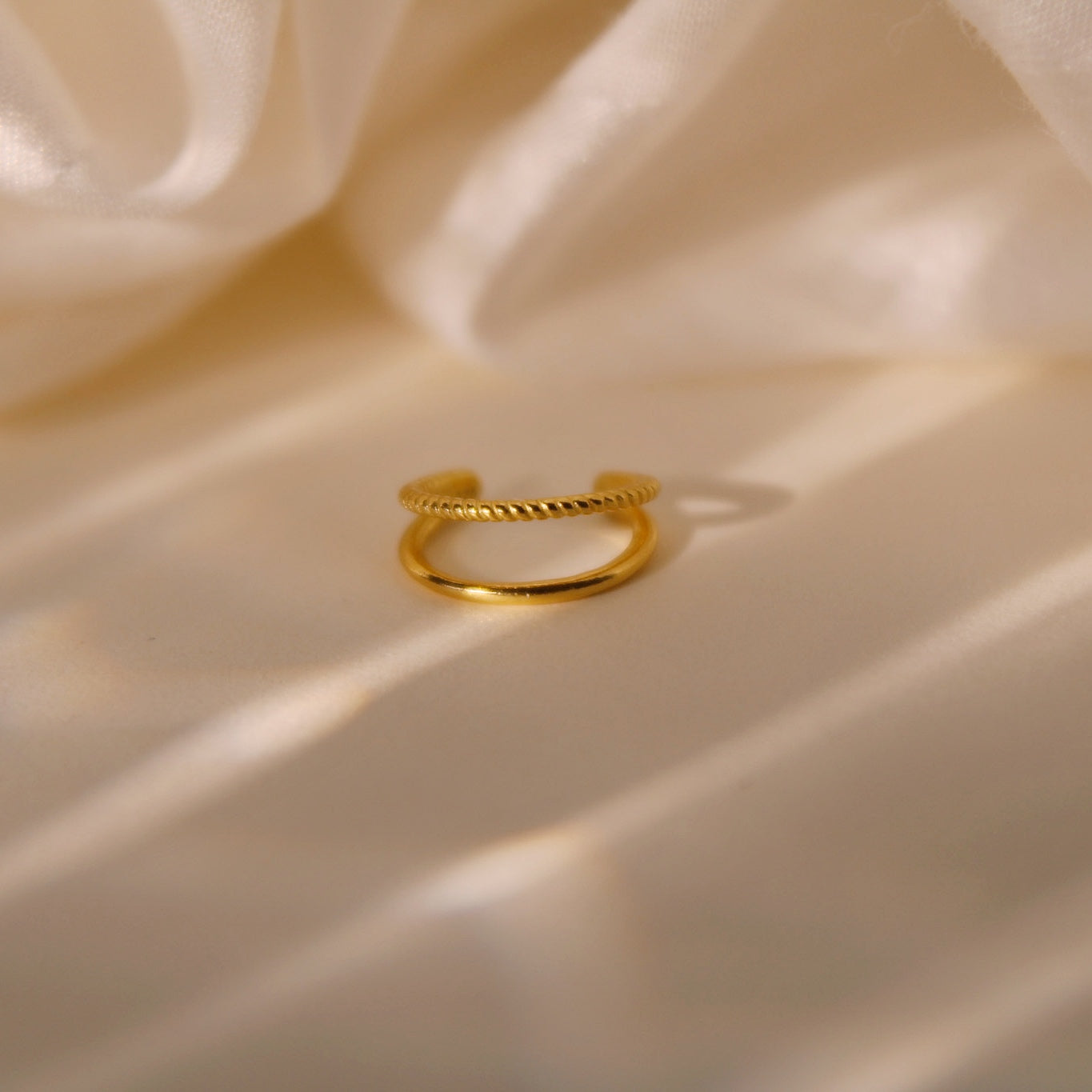 "Leila“ zierlicher Doppelstrang Earcuff Gold