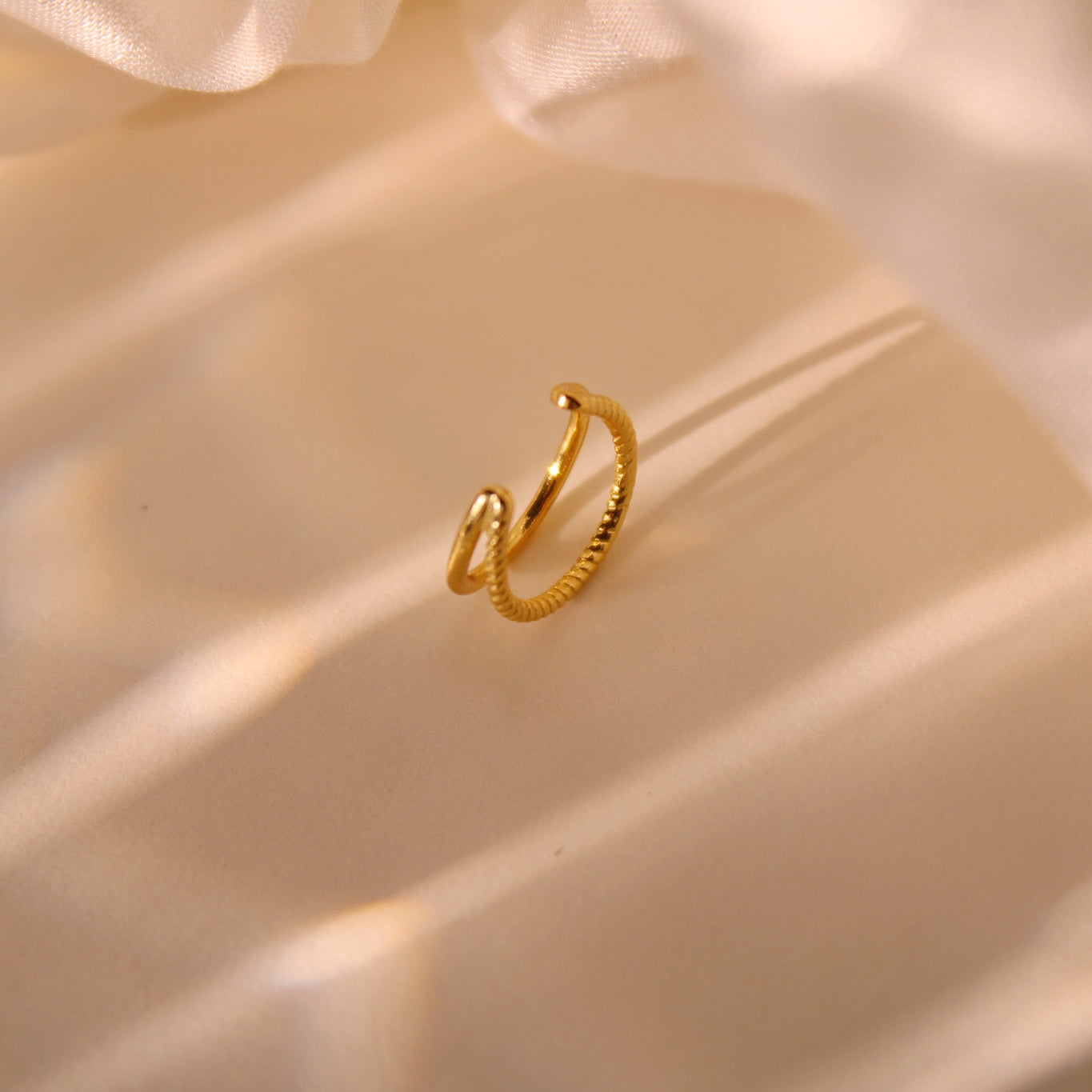 "Leila“ zierlicher Doppelstrang Earcuff Gold