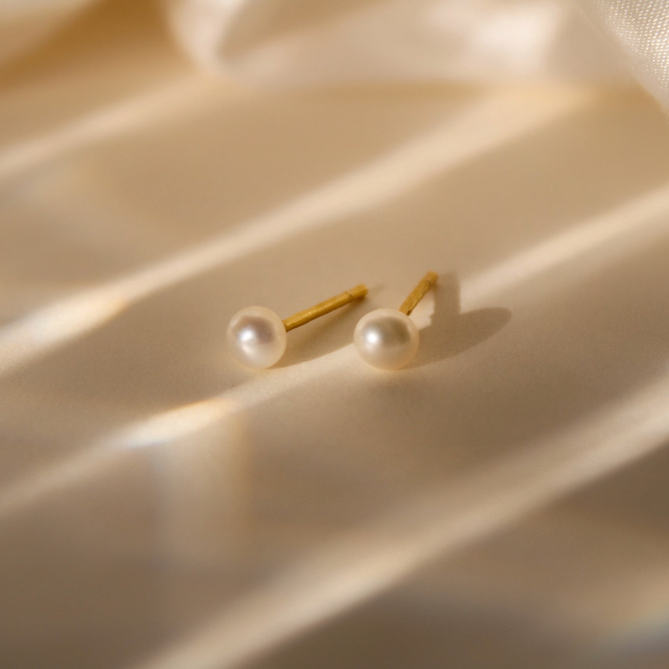 "Pia" minimalistische Süßwasserperlen Ohrstecker