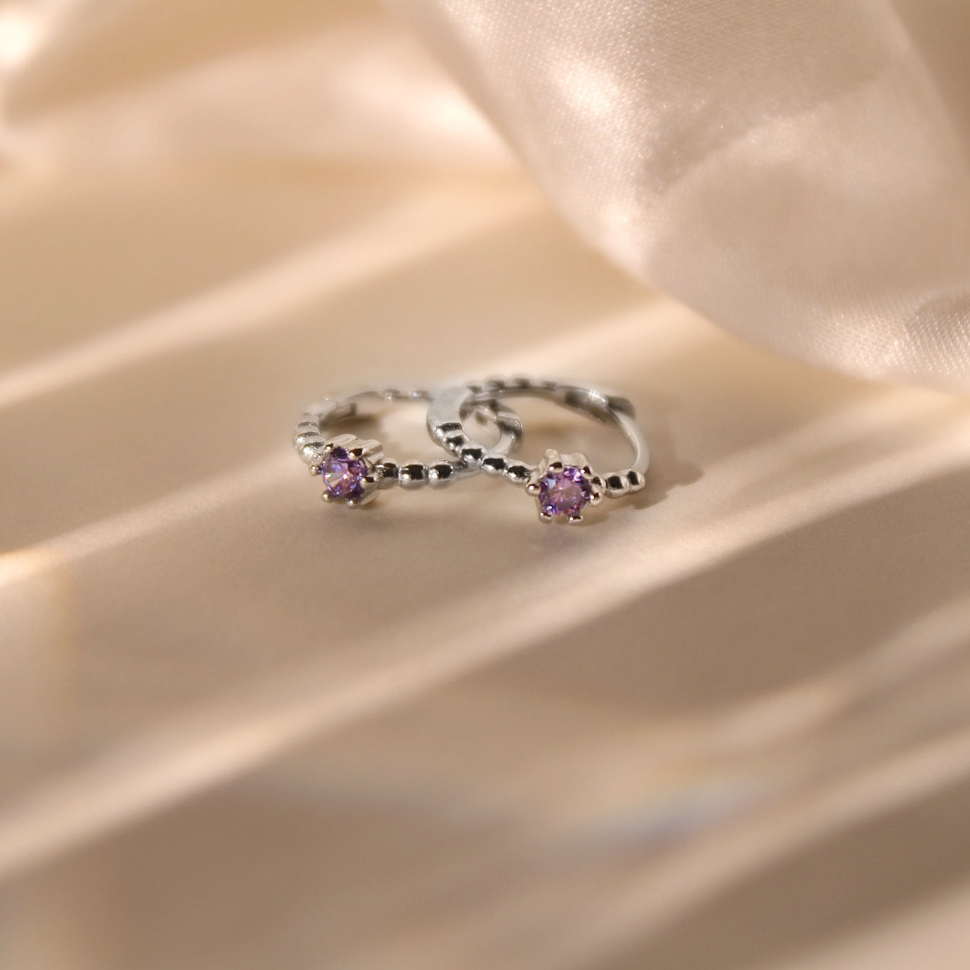 "Boho Lavender" Kügelchen Creolen Silber mit violetten Zirkonia