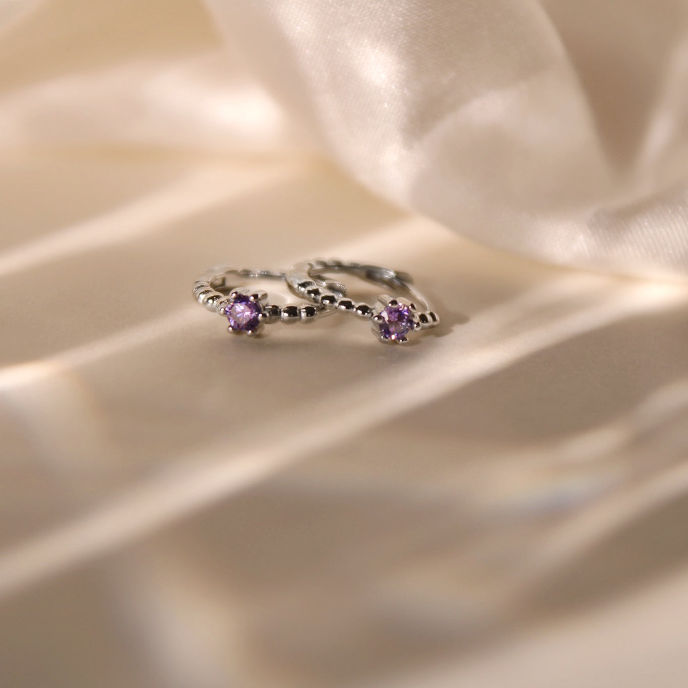 "Boho Lavender" Kügelchen Creolen Silber mit violetten Zirkonia