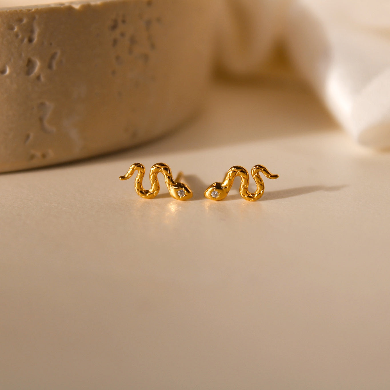 „Fidi" winzige Schlangenohrstecker mit Zirkonia