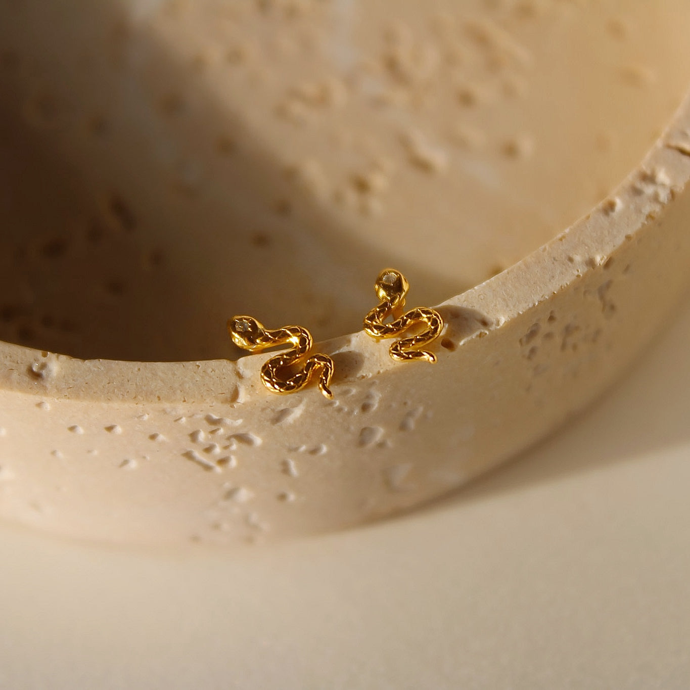 „Fidi" winzige Schlangenohrstecker mit Zirkonia