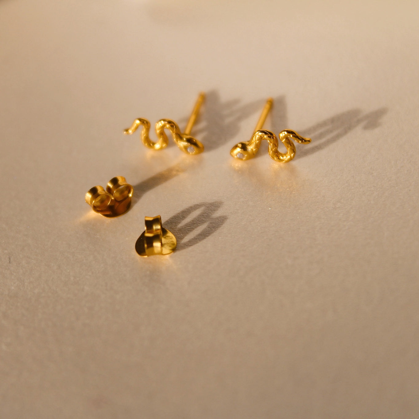 „Fidi" winzige Schlangenohrstecker mit Zirkonia