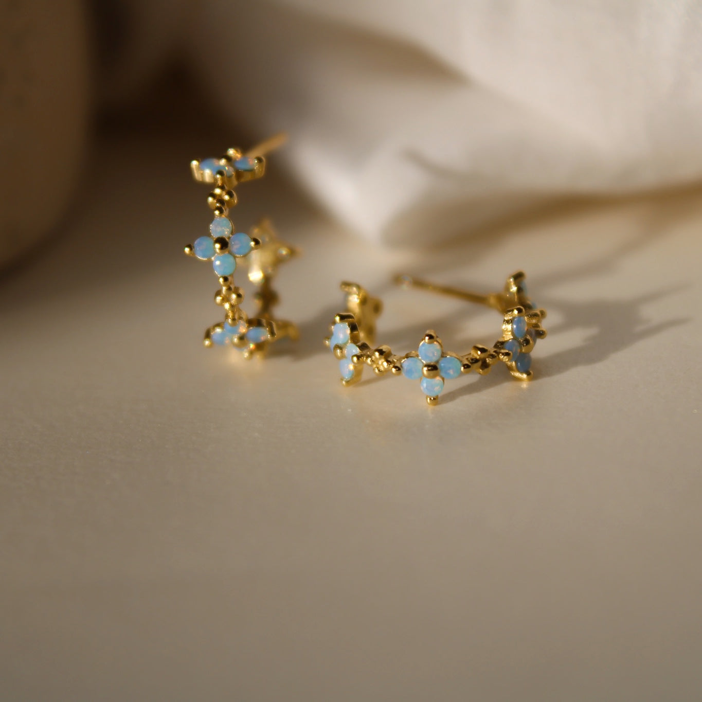 "Cataleya" florale Statement Creolen mit eisblauen Zirkonia