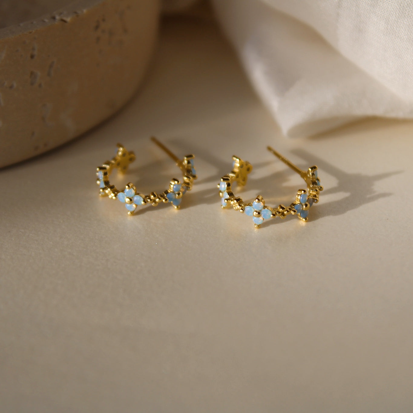 "Cataleya" florale Statement Creolen mit eisblauen Zirkonia