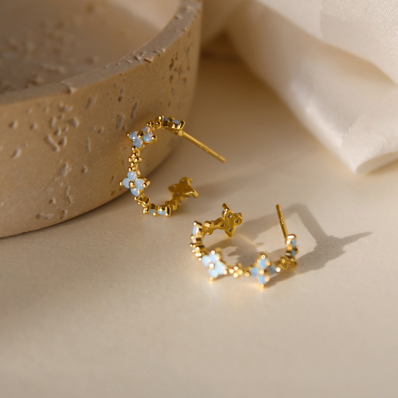 "Cataleya" florale Statement Creolen mit eisblauen Zirkonia