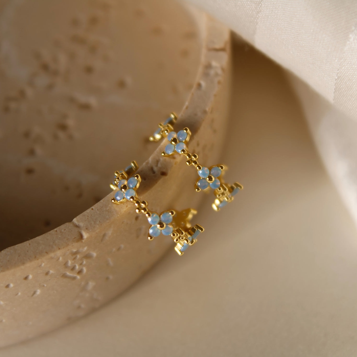 "Cataleya" florale Statement Creolen mit eisblauen Zirkonia