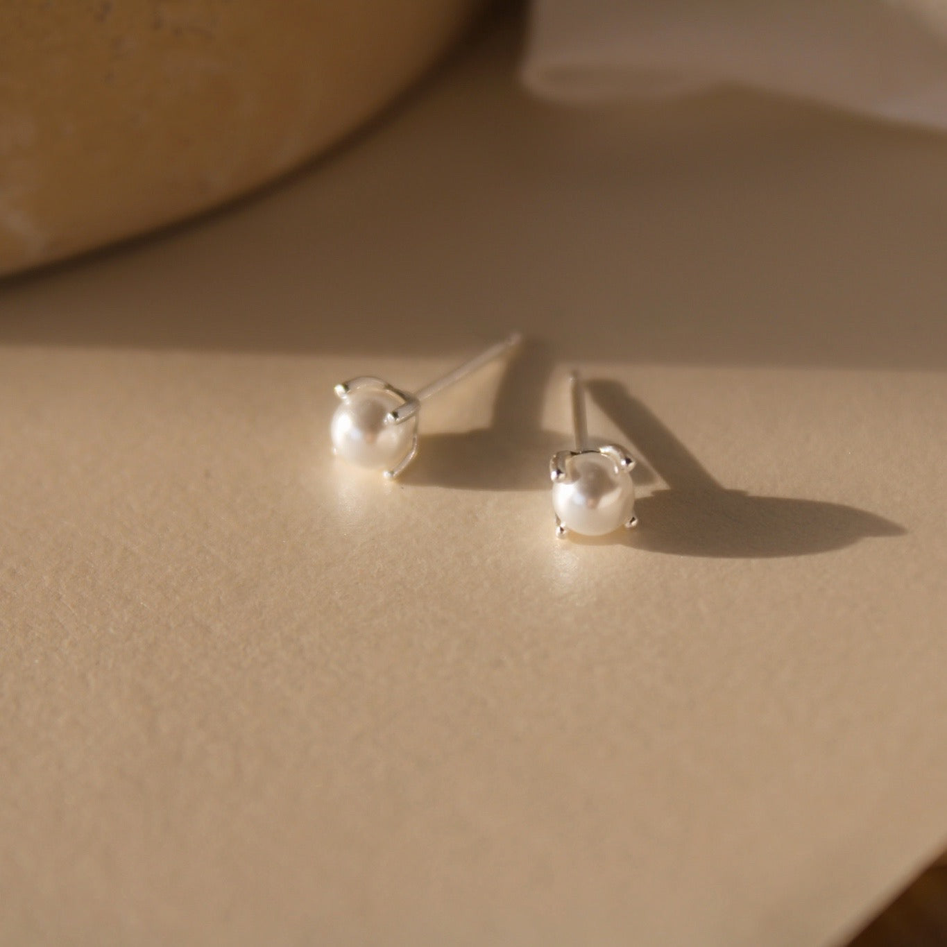 "Alisa" minimalistische Perlen Ohrstecker Gold