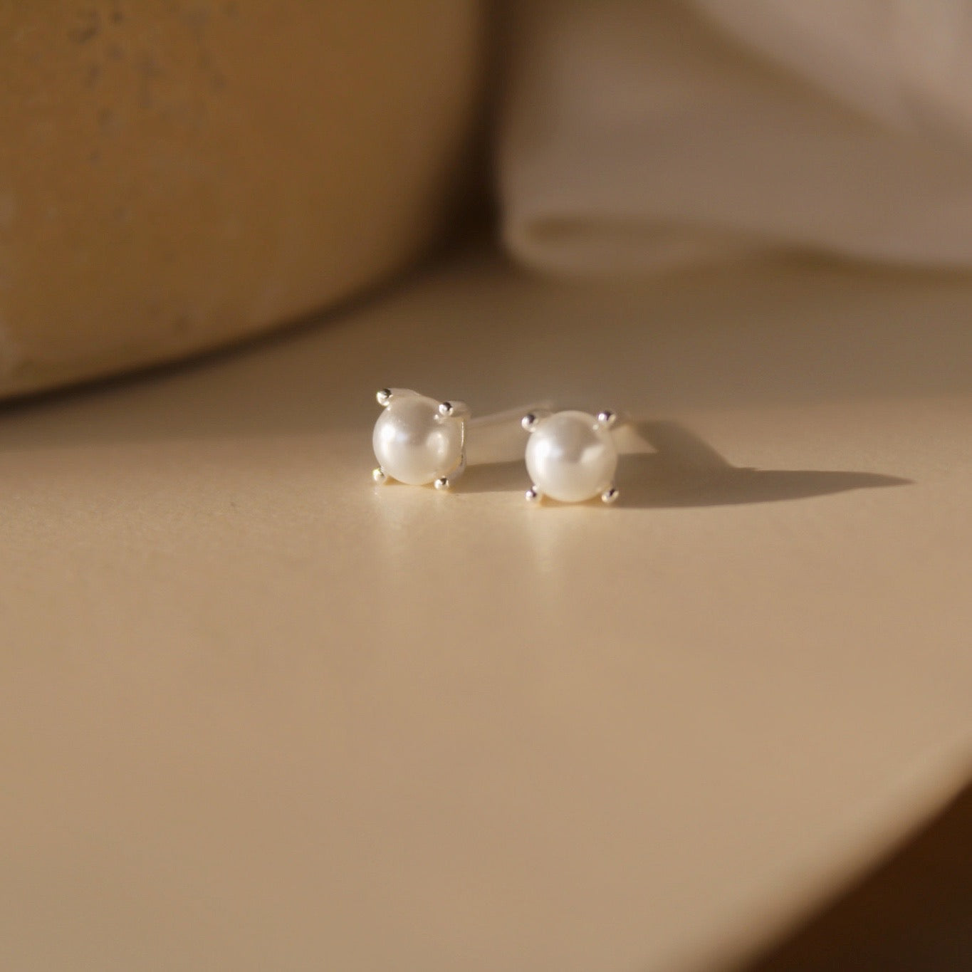 "Alisa" minimalistische Perlen Ohrstecker Gold