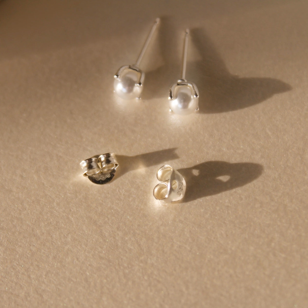 "Alisa" minimalistische Perlen Ohrstecker Gold