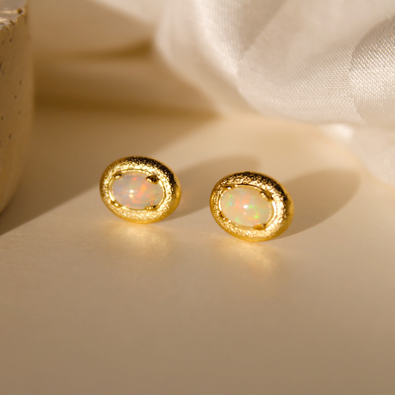 "Jasmin" elegante, ovale Opal Ohrstecker