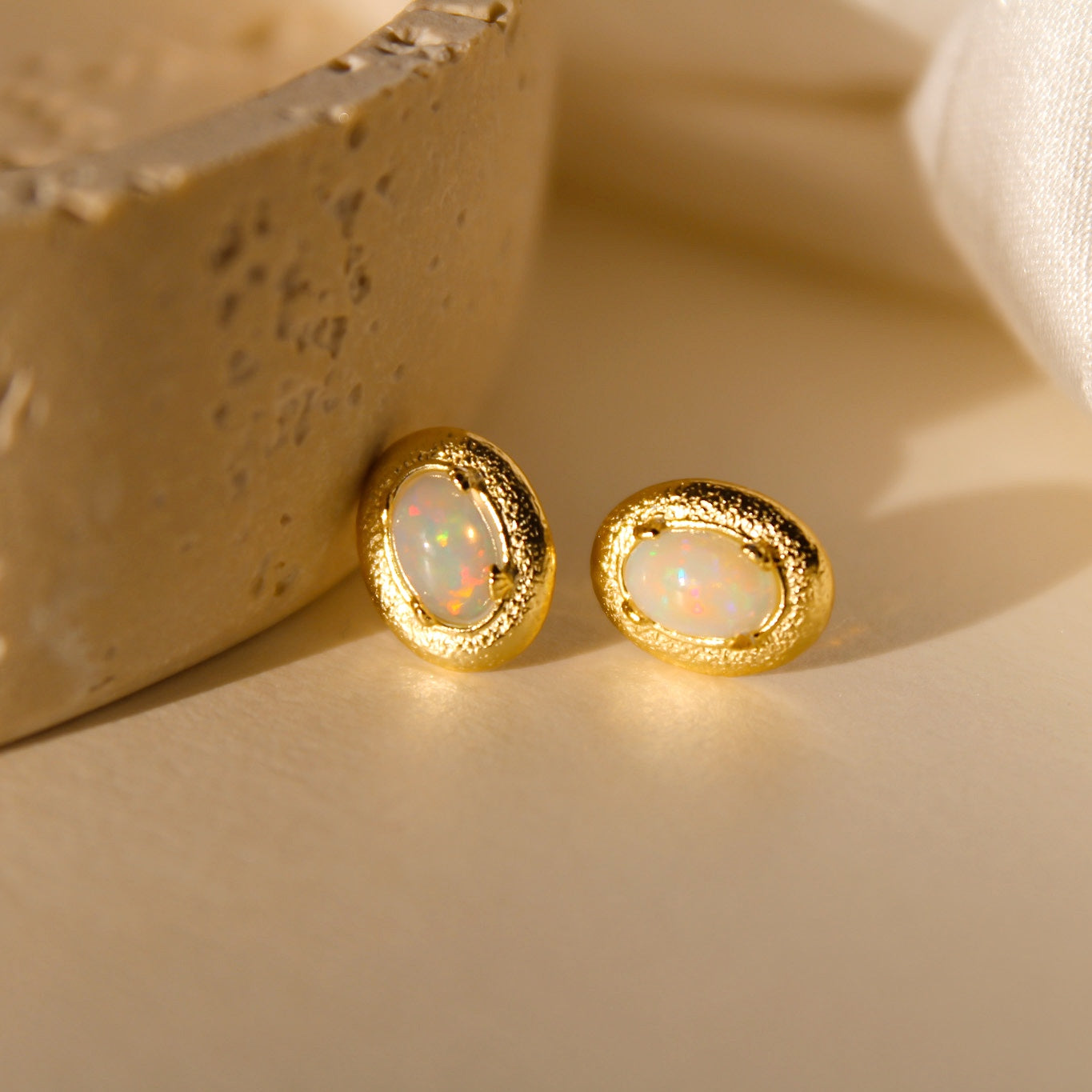 Elegante ovale Ohrstecker mit bunt schimmerndem Opal.