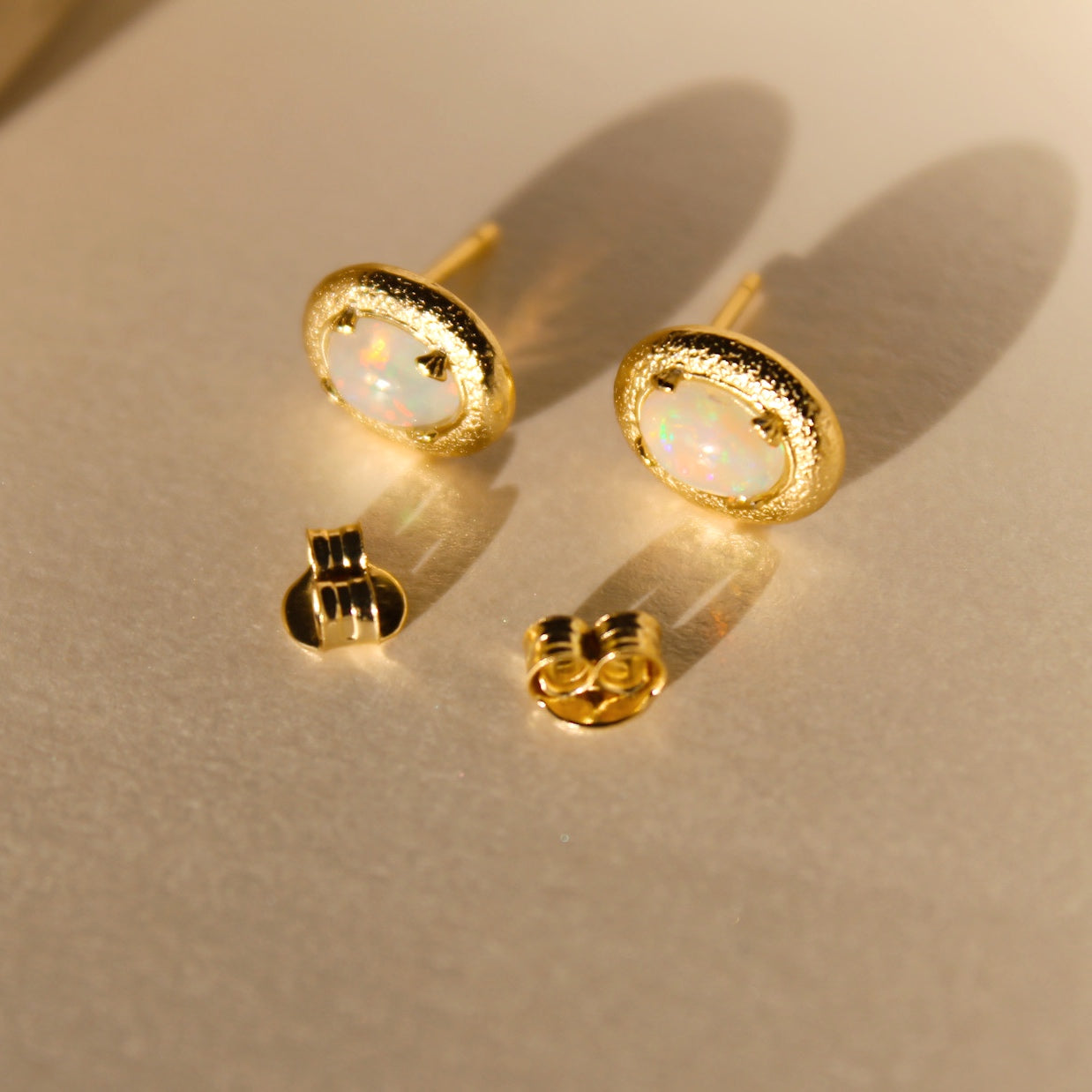 "Jasmin" elegante, ovale Opal Ohrstecker