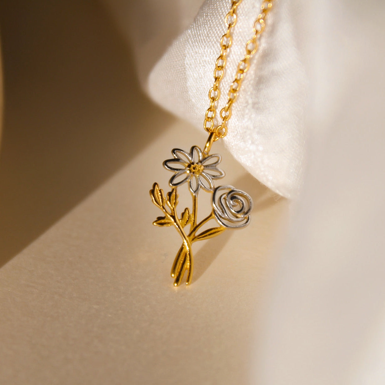 "Blossom" zierliche Halskette mit Blumenstrauß Anhänger