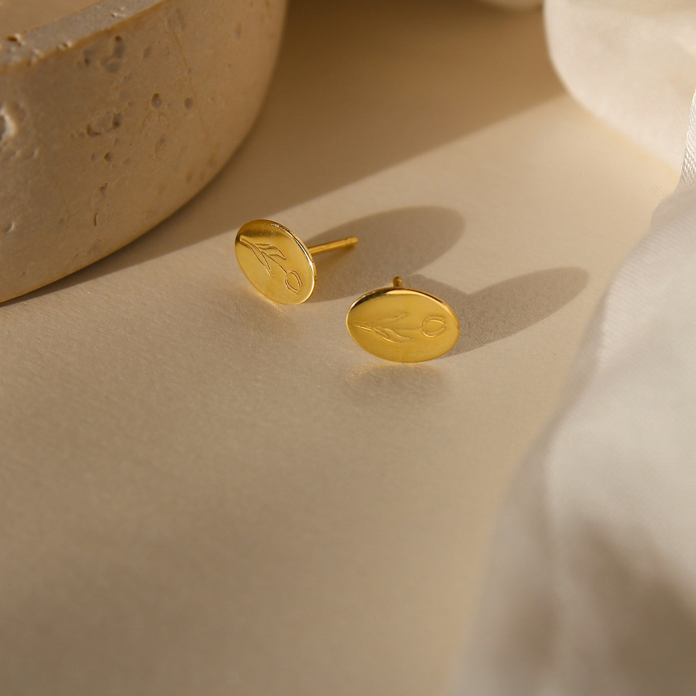 "Anthelia" goldene Tulpen Ohrstecker oval