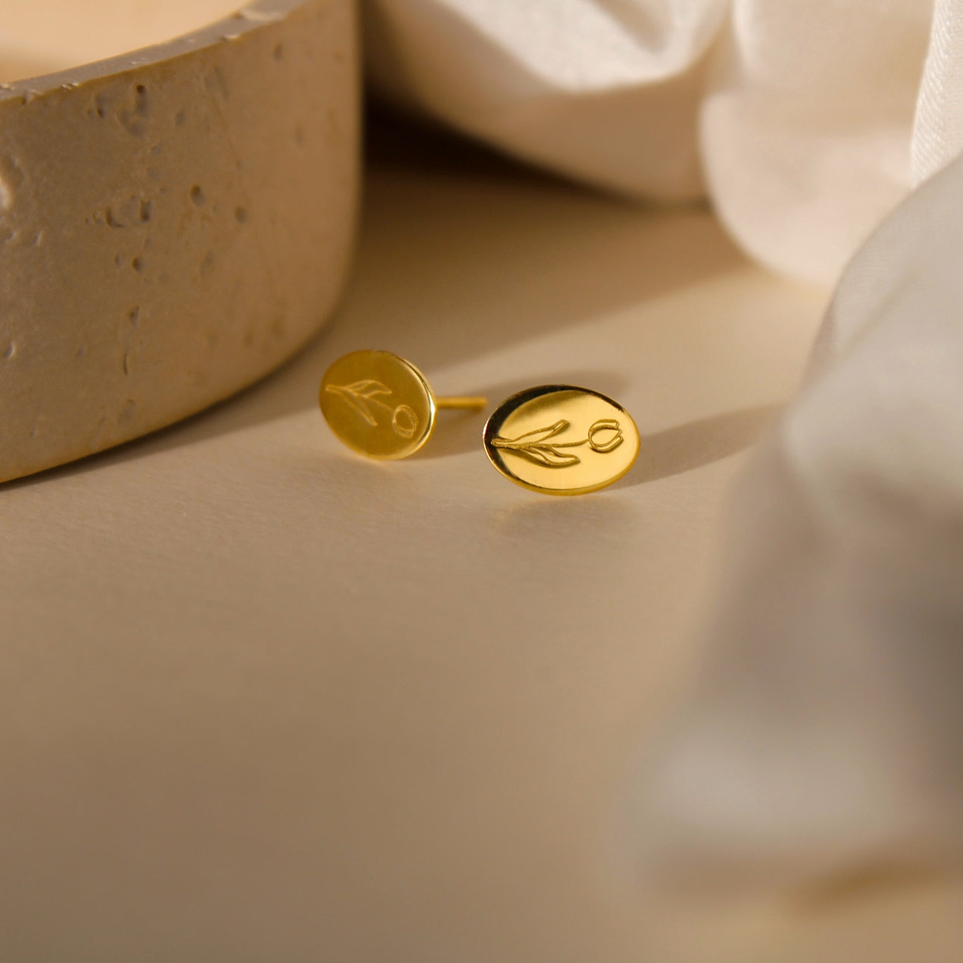 "Anthelia" goldene Tulpen Ohrstecker oval