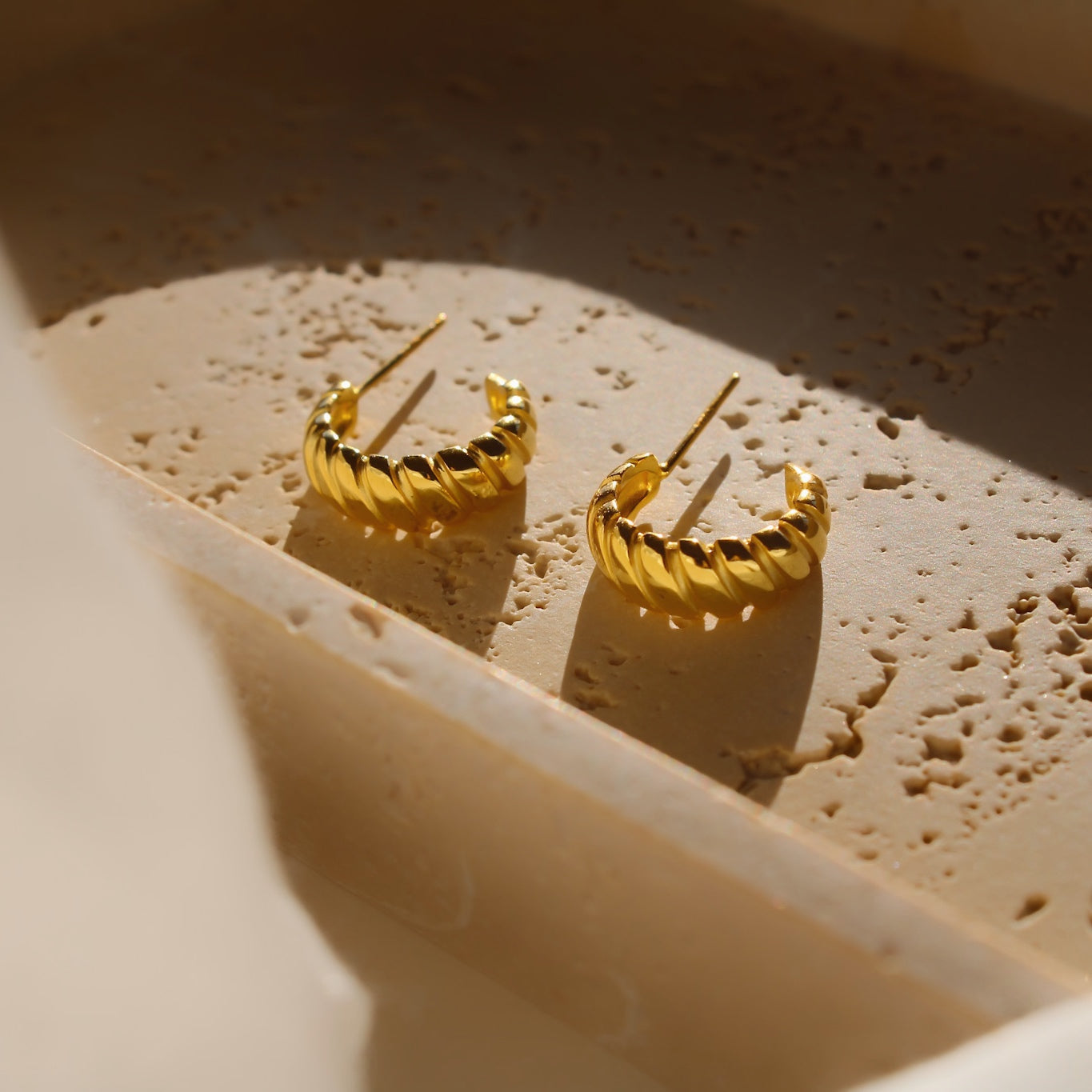 "Carmen" klassische, elegante Croissant Creolen 18k vergoldet