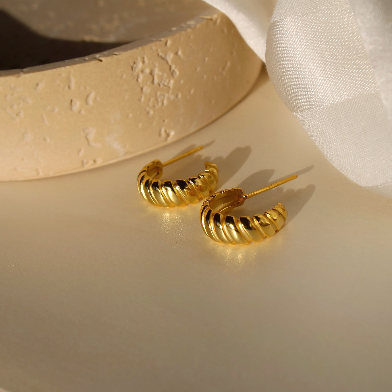 "Carmen" klassische, elegante Croissant Creolen 18k vergoldet