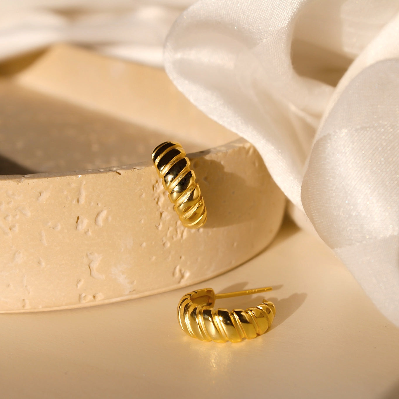 "Carmen" klassische, elegante Croissant Creolen 18k vergoldet