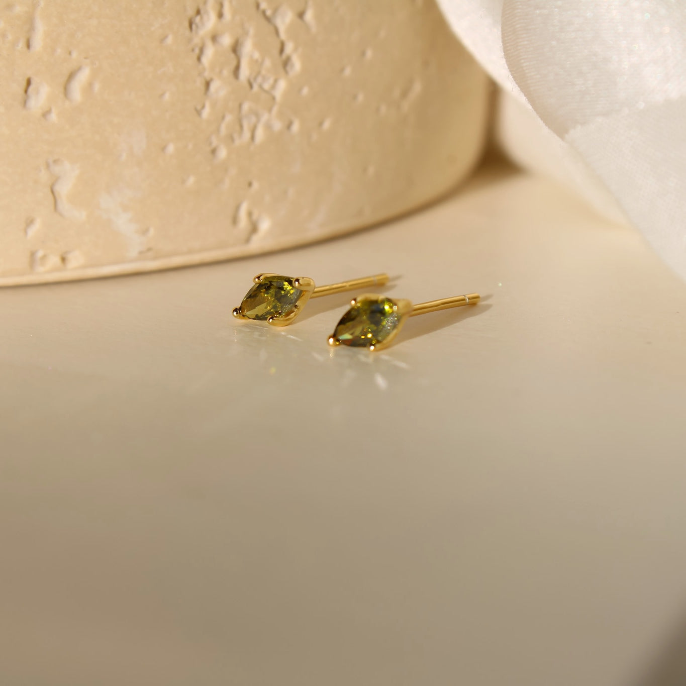 "Savanna" winzige olivergrüne Zirkonia Ohrstecker