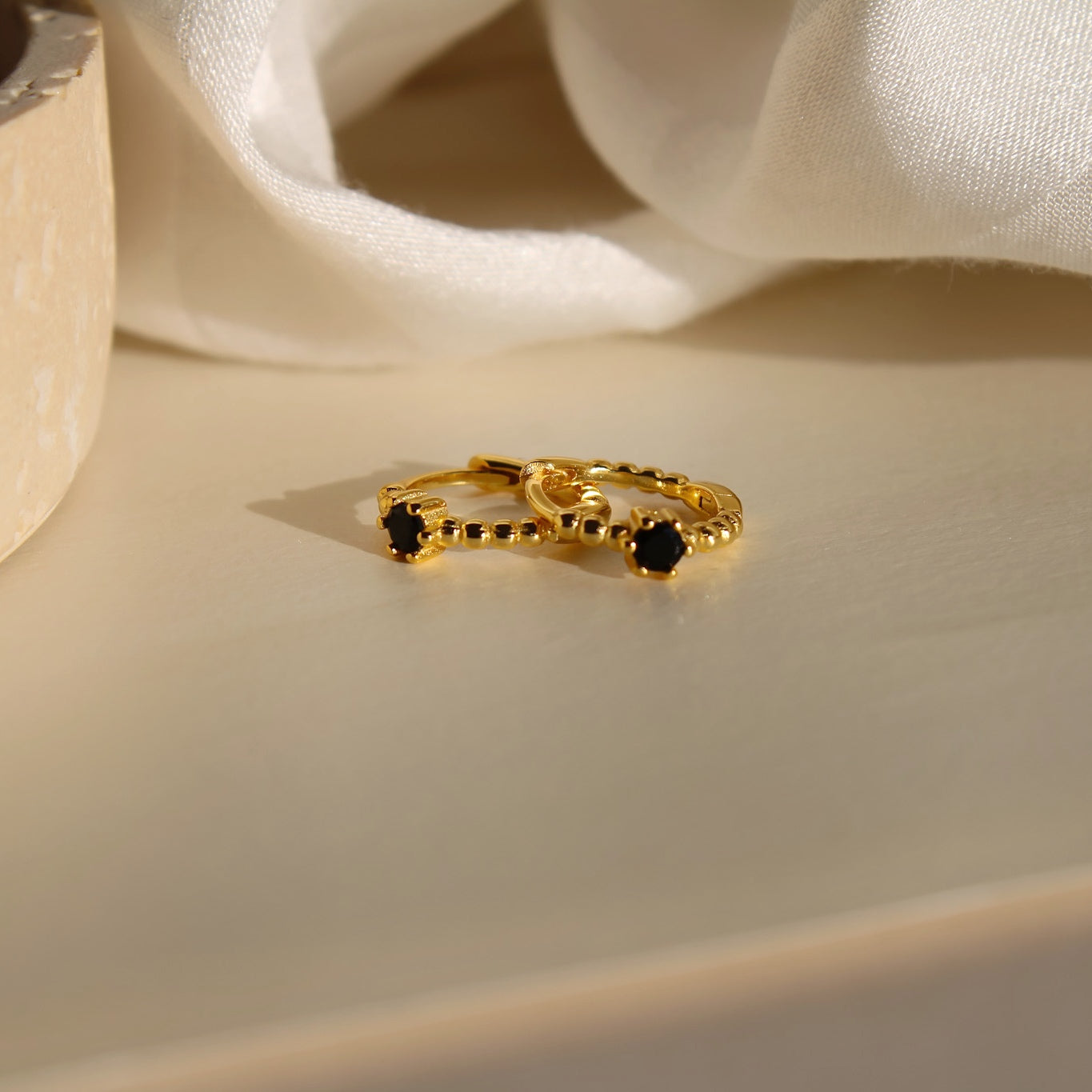 "Jana" zarte Kügelchen Creolen für jeden Tag mit schimmernden Zirkonia