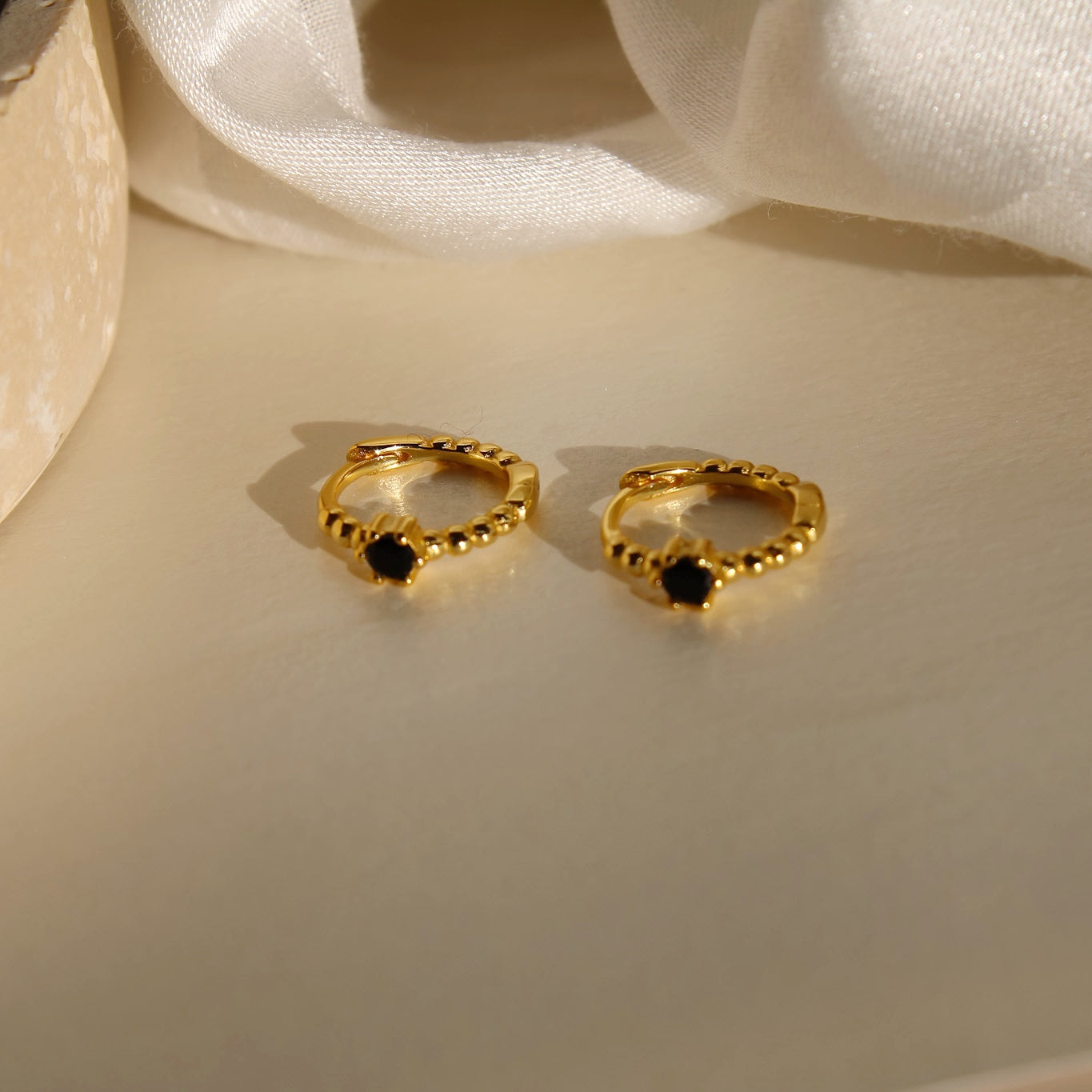 "Jana" zarte Kügelchen Creolen für jeden Tag mit schimmernden Zirkonia