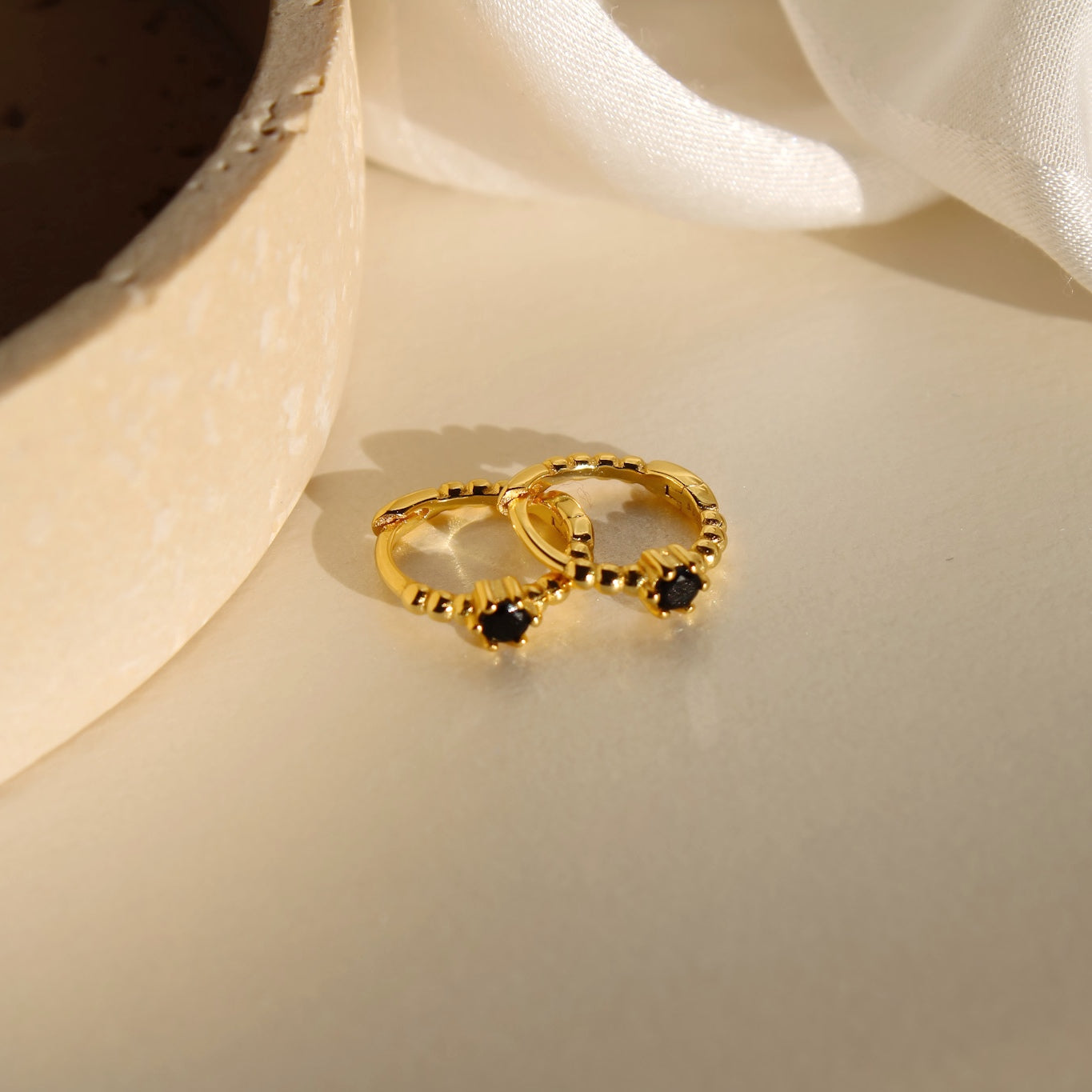 "Jana" zarte Kügelchen Creolen für jeden Tag mit schimmernden Zirkonia