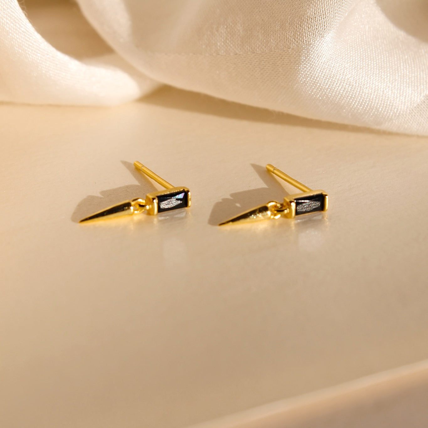 "Kendra" zierliche Spike Ohrstecker vergoldet mit Baguette Zirkonia