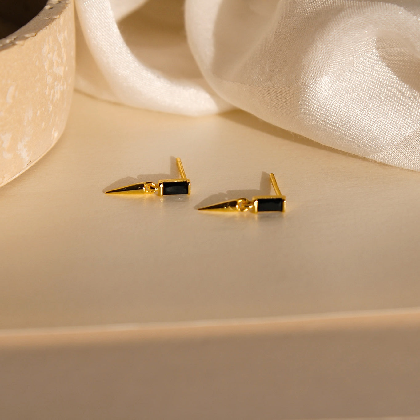 "Kendra" zierliche Spike Ohrstecker vergoldet mit Baguette Zirkonia