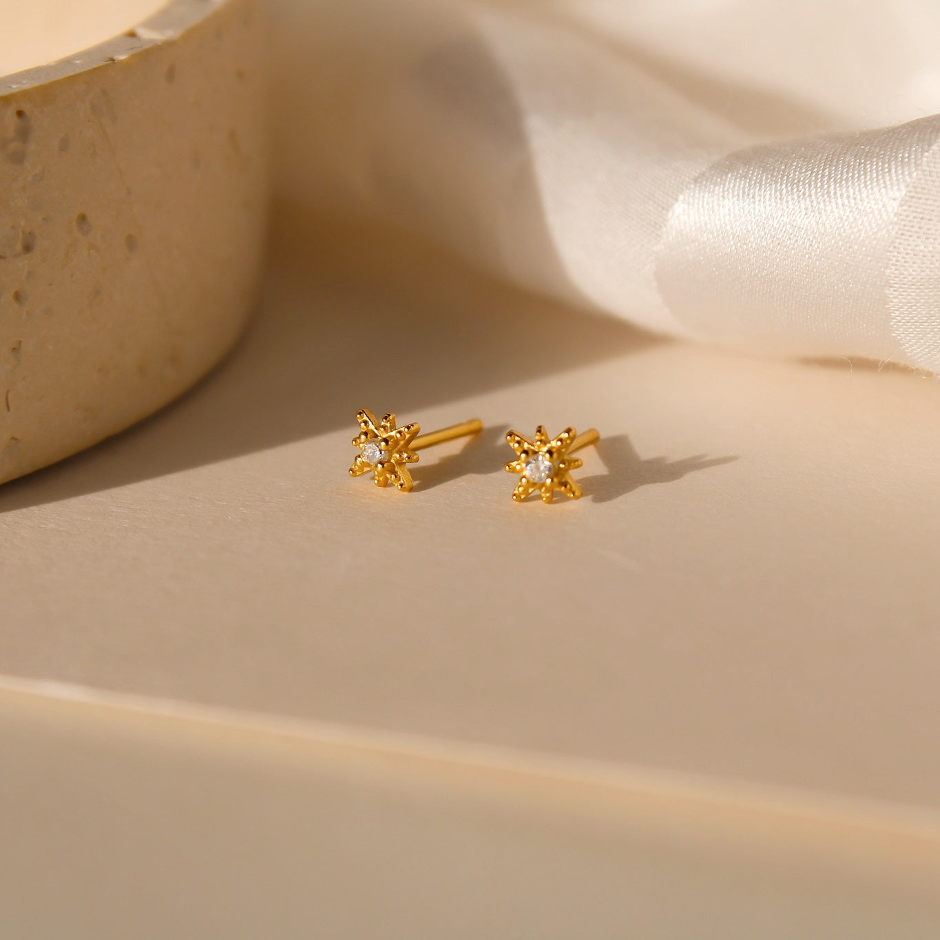 „Astri" winzige Sternchen Ohrstecker mit Zironia