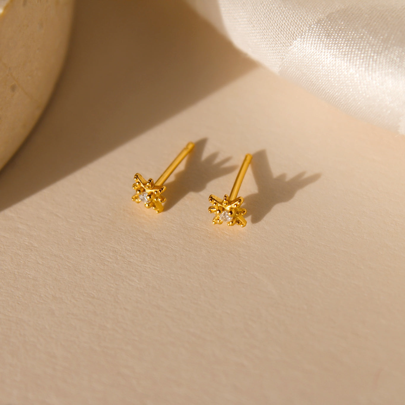 „Astri" winzige Sternchen Ohrstecker mit Zironia