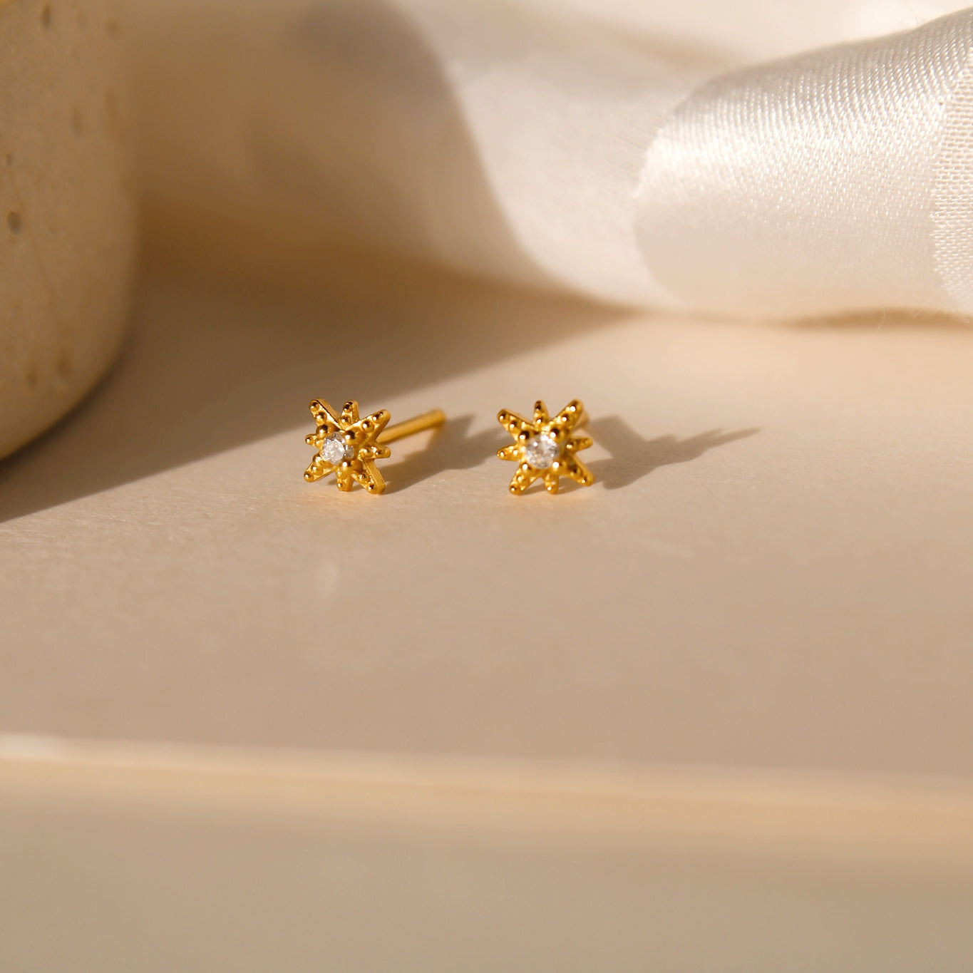 „Astri" winzige Sternchen Ohrstecker mit Zironia