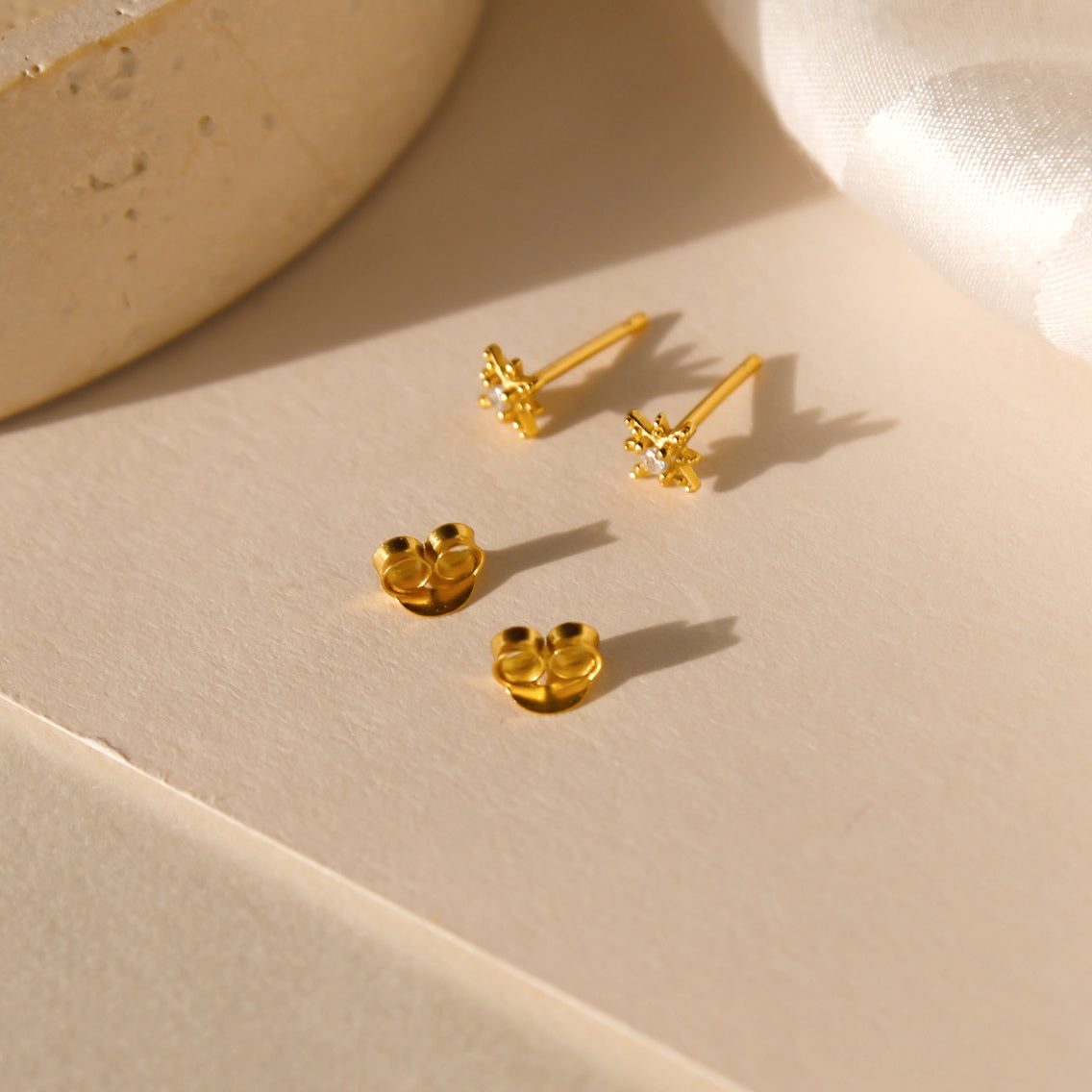 „Astri" winzige Sternchen Ohrstecker mit Zironia