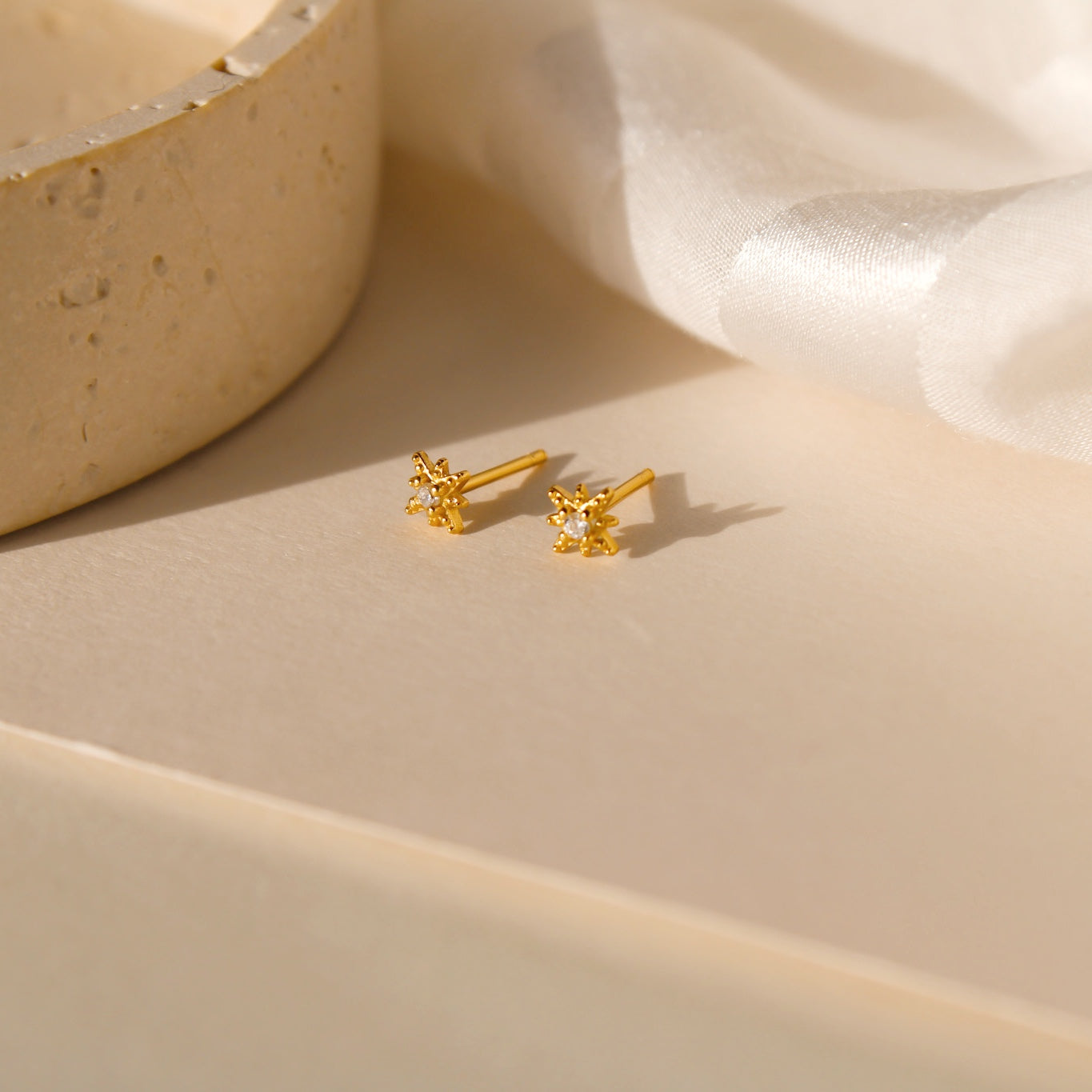 „Astri" winzige Sternchen Ohrstecker mit Zironia