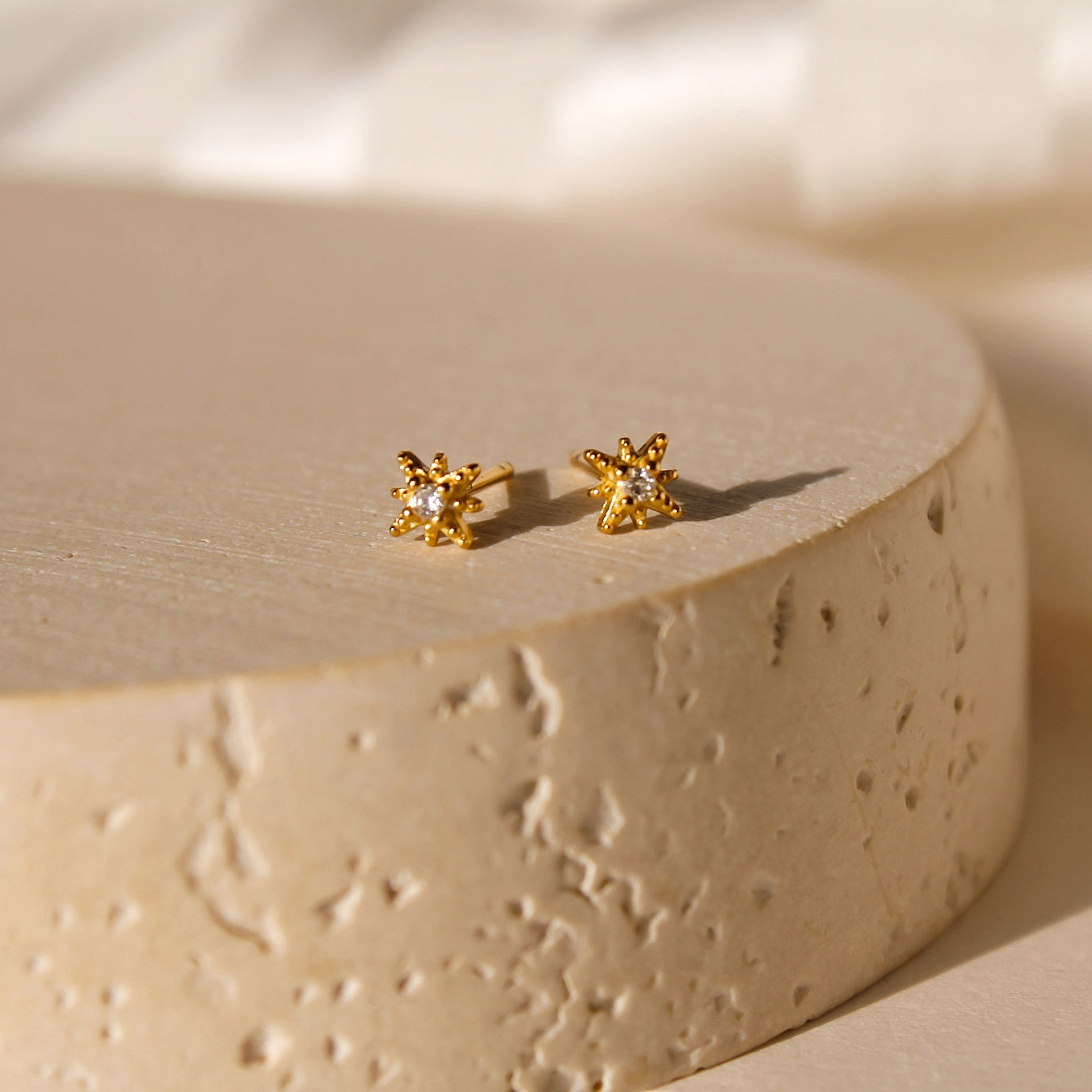 „Astri" winzige Sternchen Ohrstecker mit Zironia