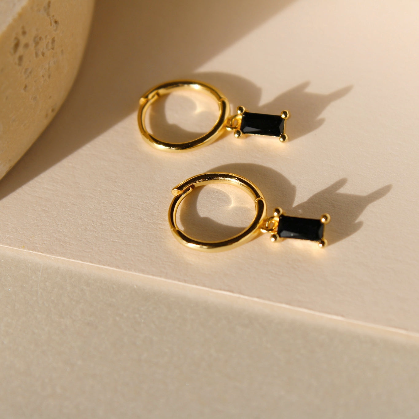 "Phoebe" schwarze Zirkonia Baguette Creolen Gold