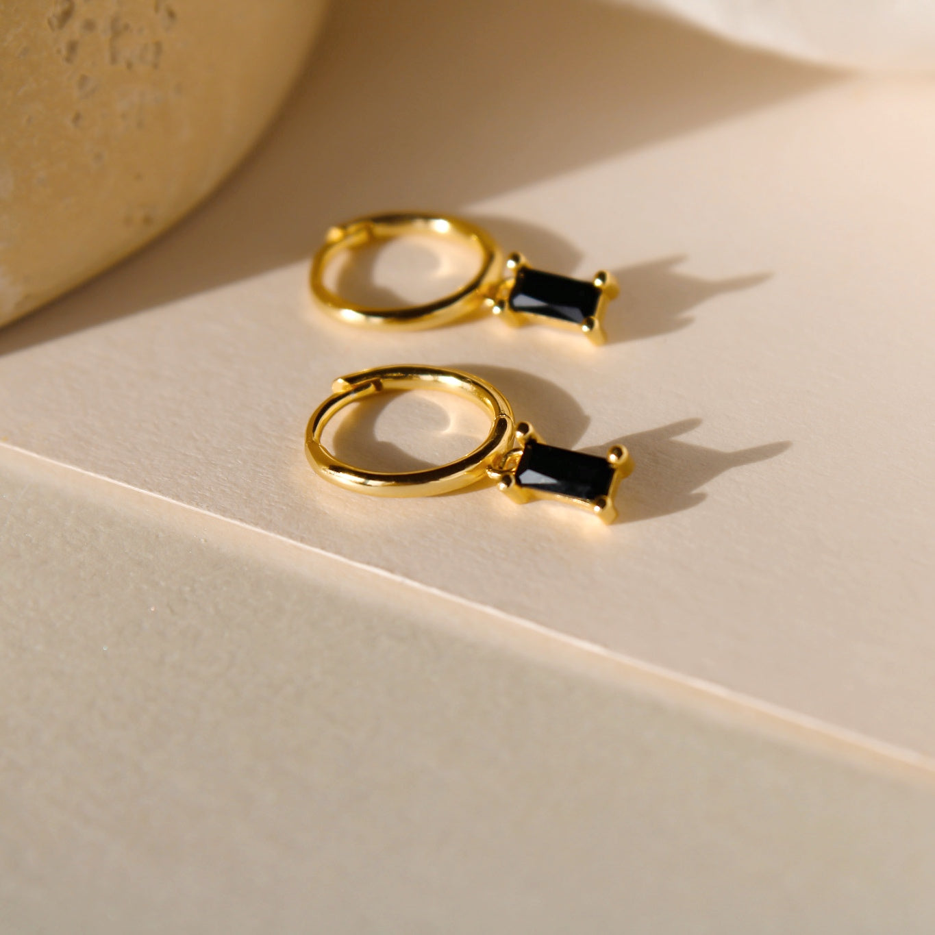 "Phoebe" schwarze Zirkonia Baguette Creolen Gold