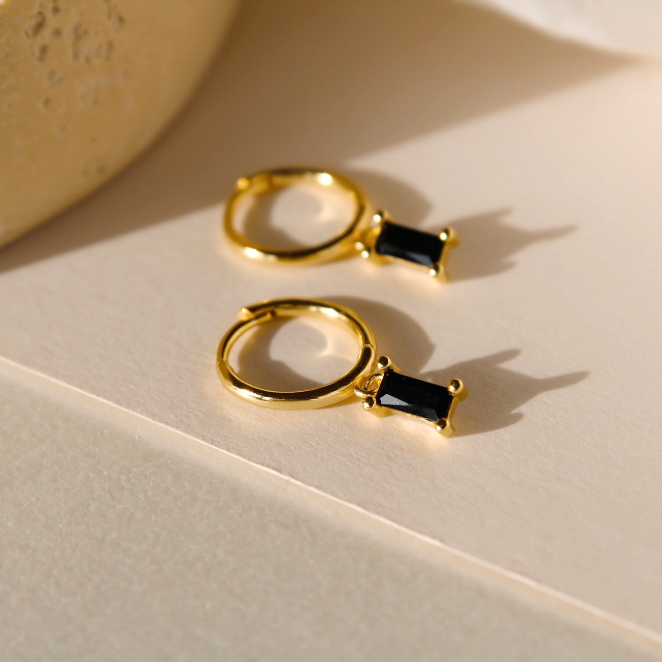 "Phoebe" schwarze Zirkonia Baguette Creolen Gold