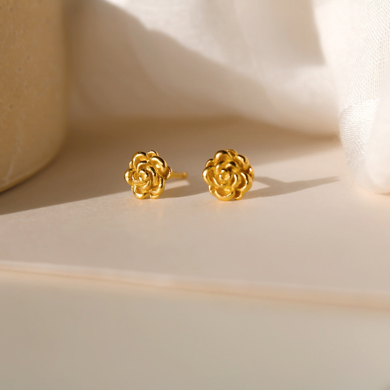 „Aubrey“ kleine Rosen Ohrstecker