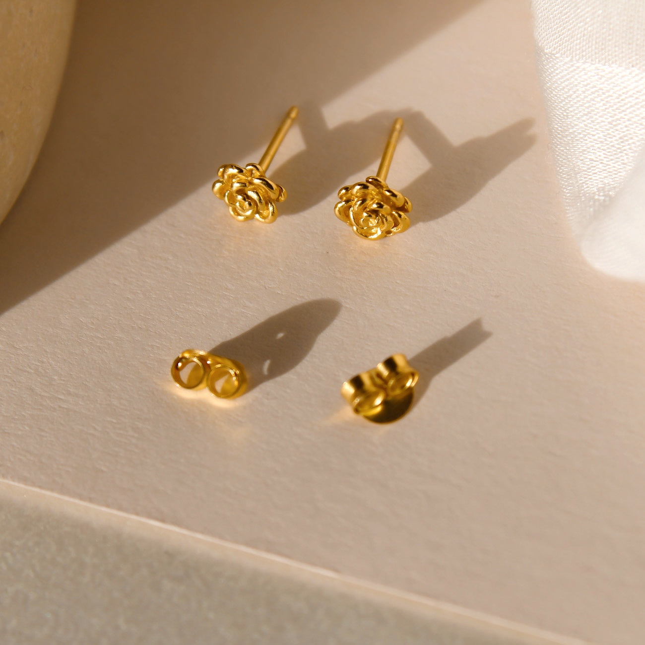 „Aubrey“ kleine Rosen Ohrstecker