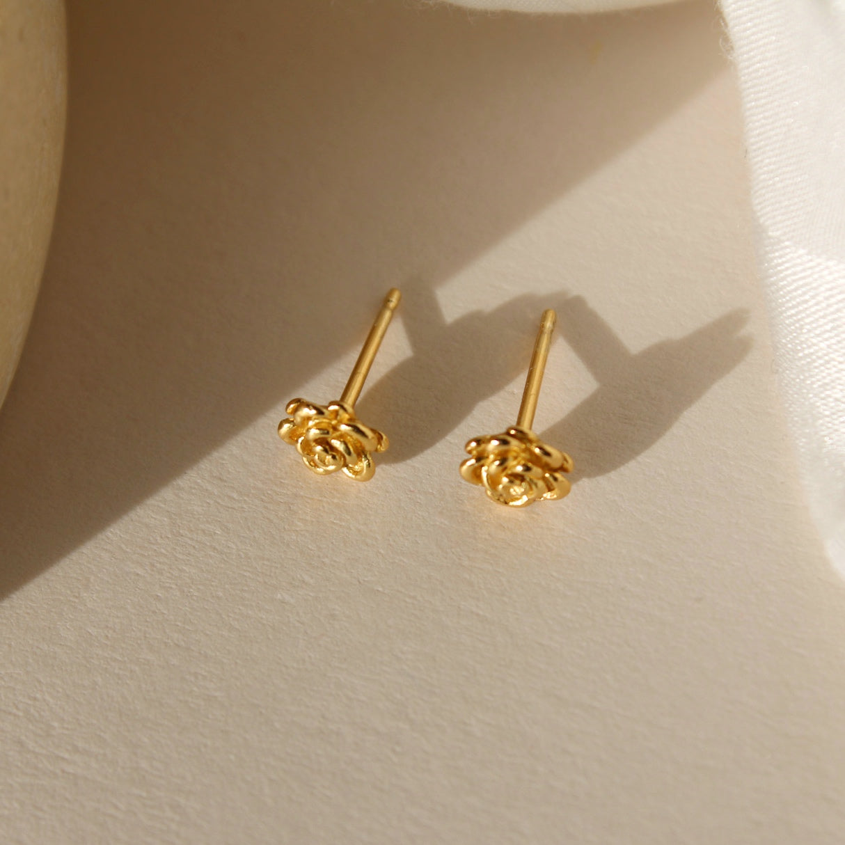 „Aubrey“ kleine Rosen Ohrstecker