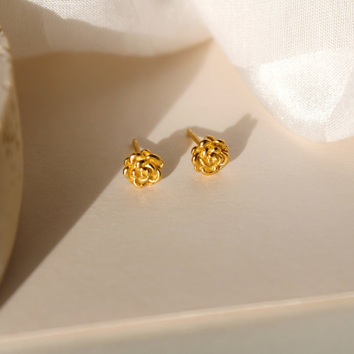 „Aubrey“ kleine Rosen Ohrstecker