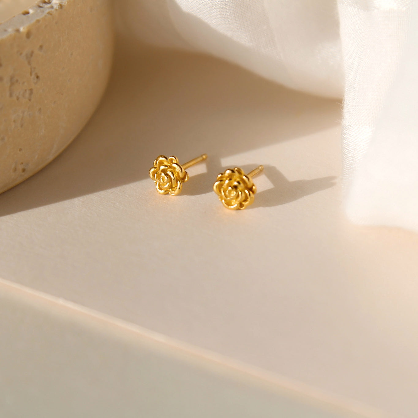 „Aubrey“ kleine Rosen Ohrstecker