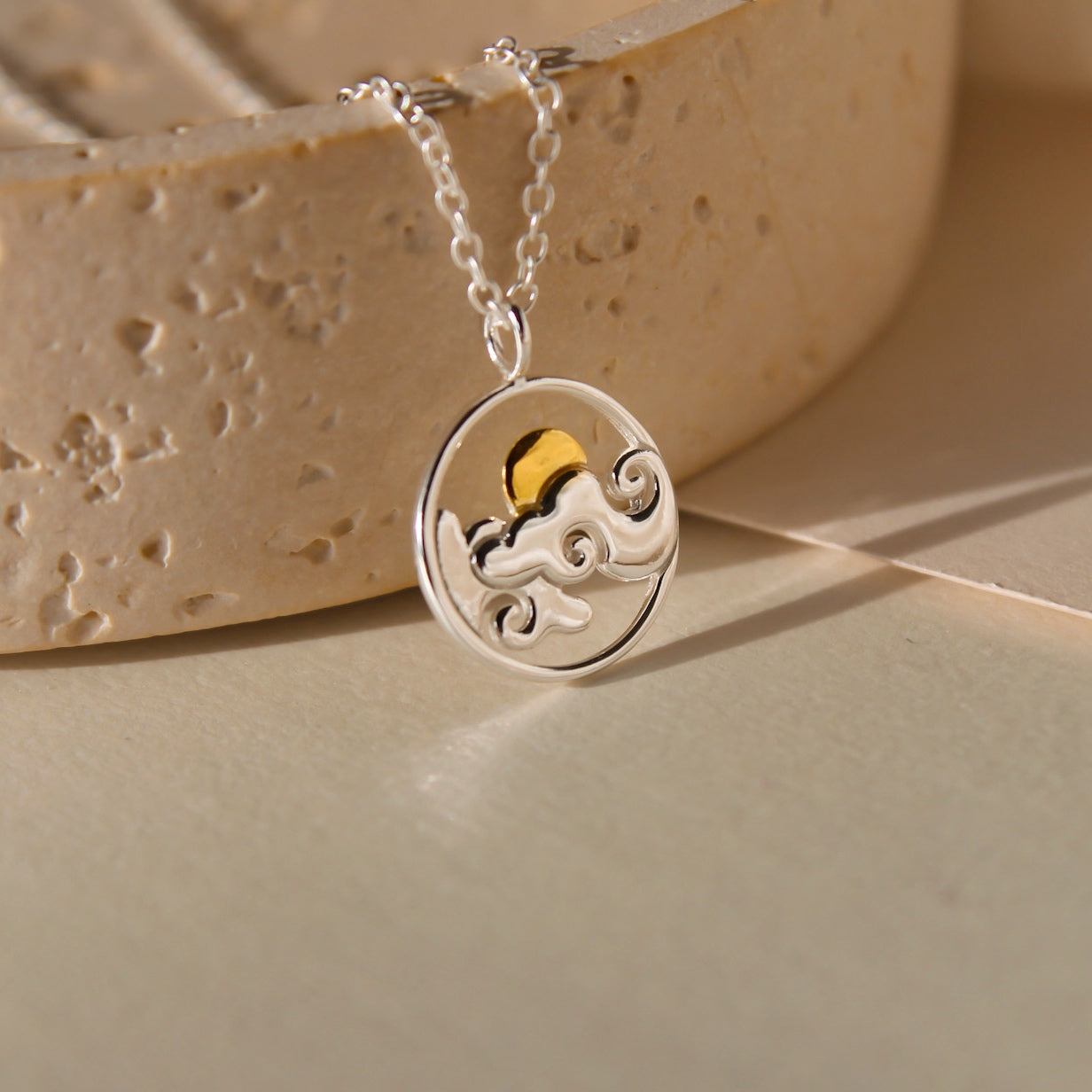 "Elaine" Zarte Sterlingsilber Kette mit Sonne & Wolken Anhänger