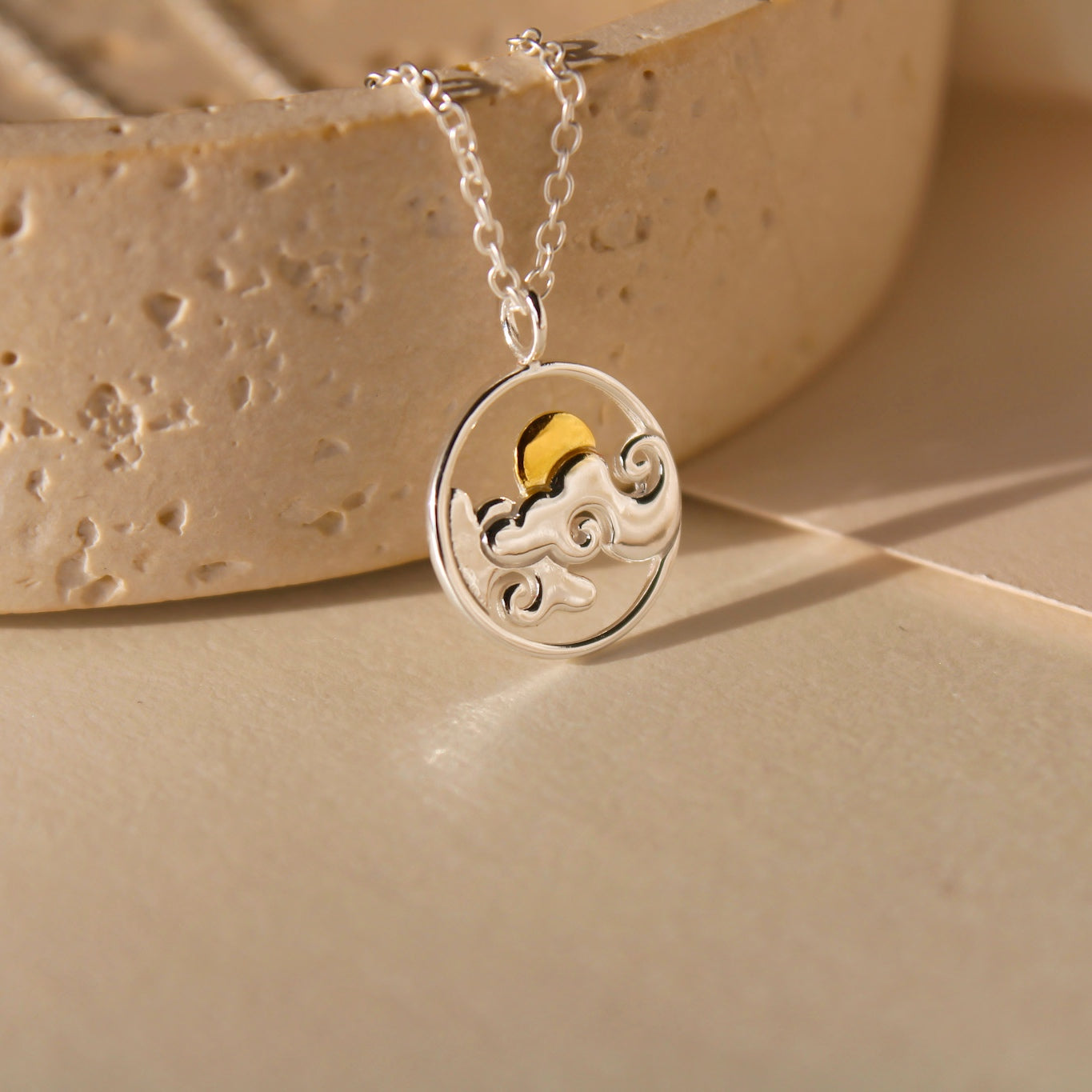 "Elaine" Zarte Sterlingsilber Kette mit Sonne & Wolken Anhänger