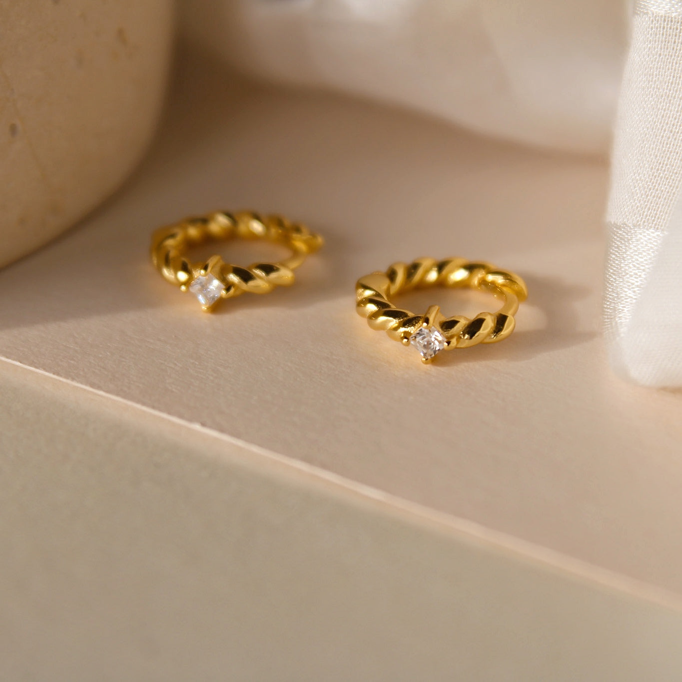 "Kagayaku" elegante, gedrehte Creolen mit Zirkonia vergoldet