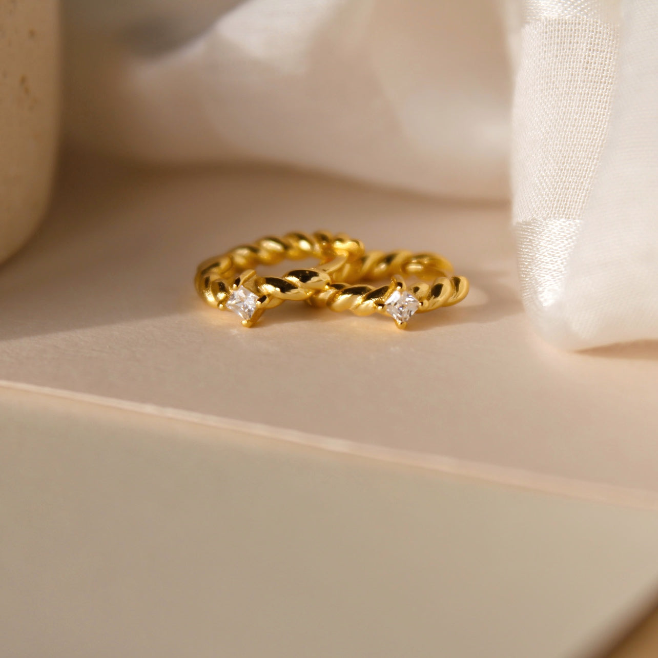 "Kagayaku" elegante, gedrehte Creolen mit Zirkonia vergoldet